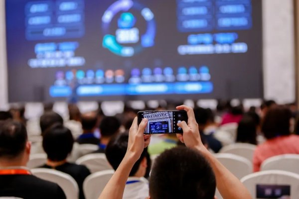 股票投资公司 飞书，正在成为中国AI制造故事的新阵地